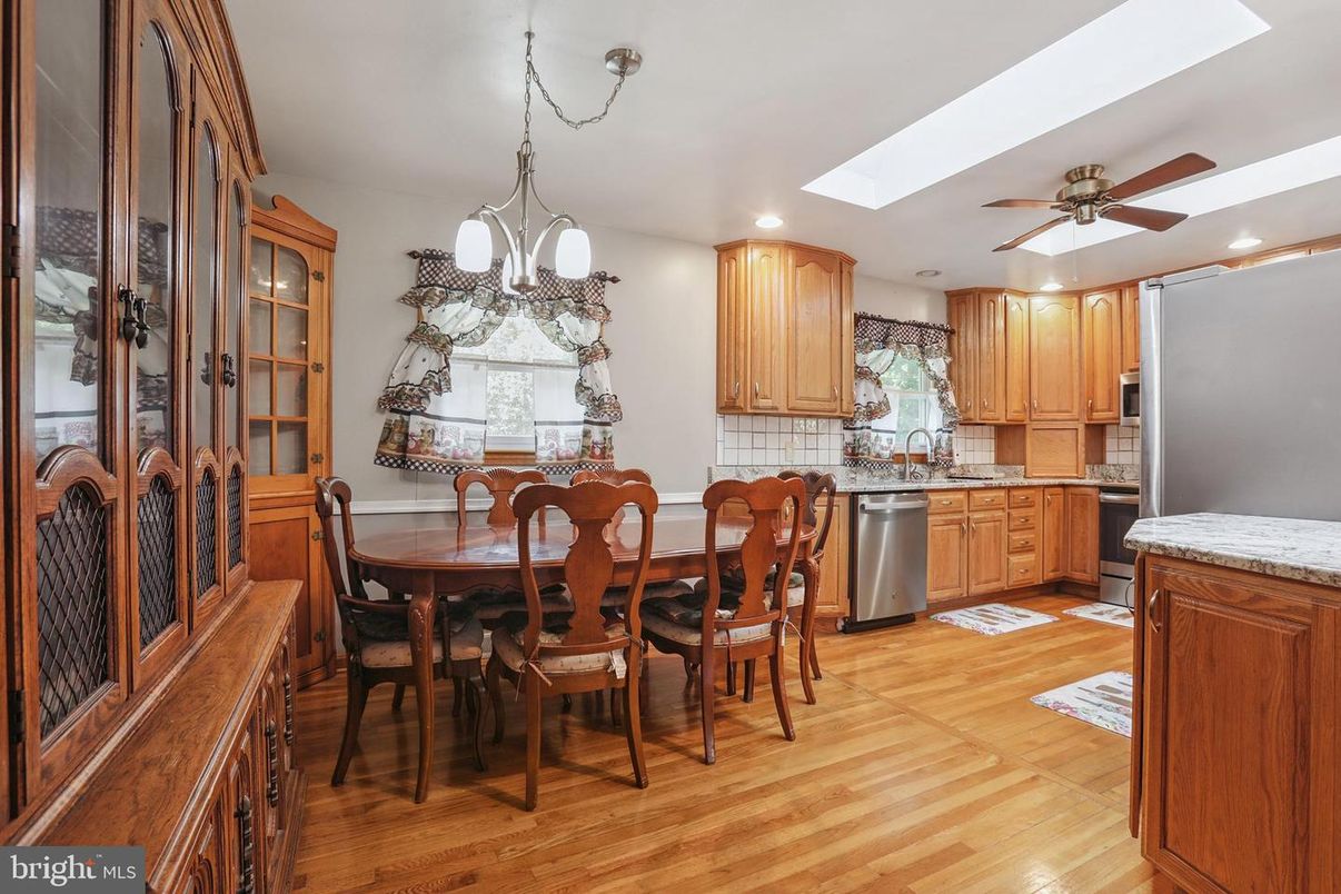 Dining room, Interior, Kitchen, Pendant Lights, Recessed Lighting, Wood Texture Flooring