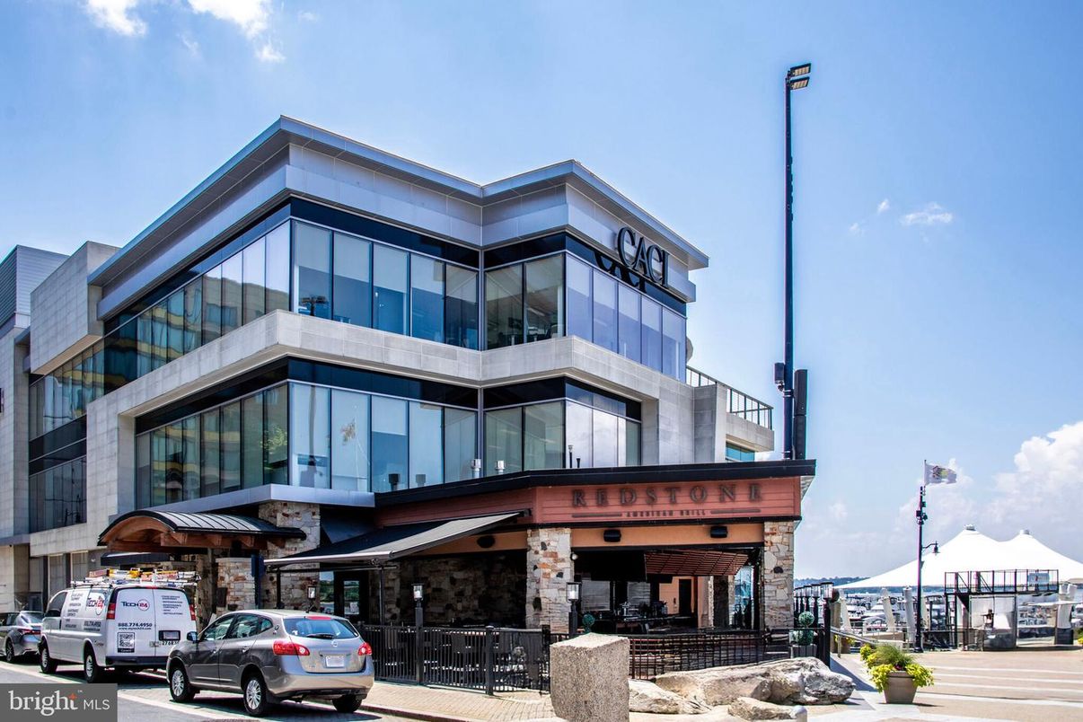 Exterior, Facade, Modern