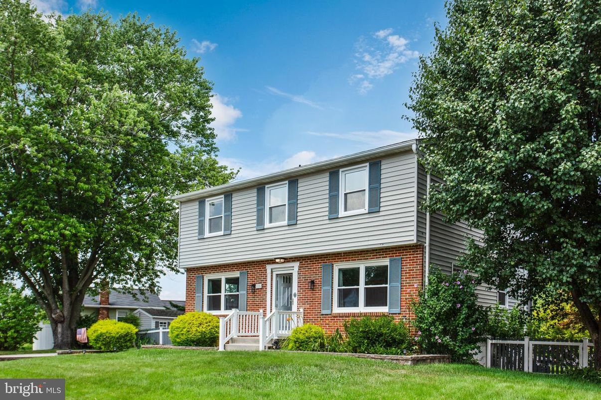 Exterior, Facade, Brick Facade, Split Level
