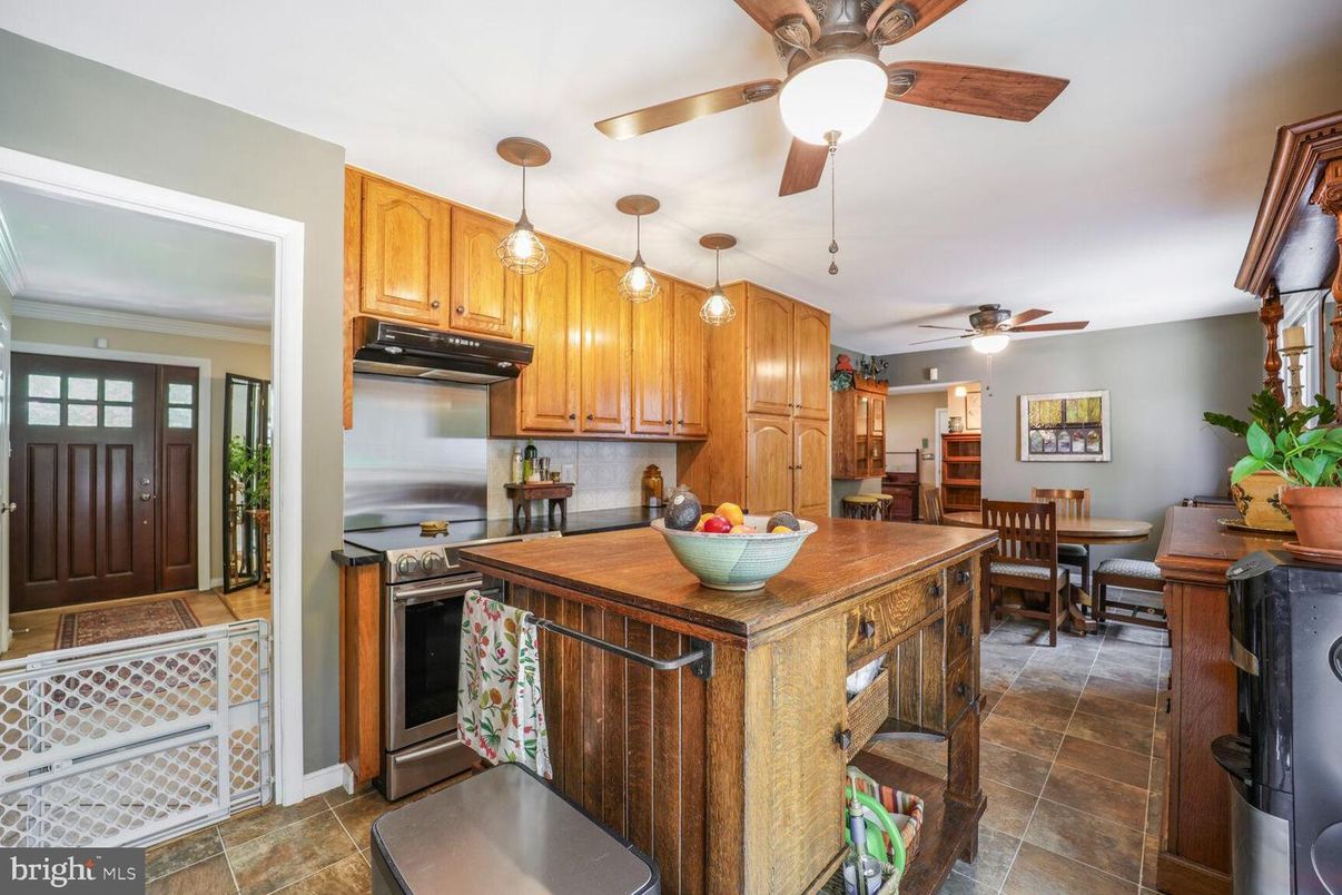 Dining room, Interior, Kitchen, Pendant Lights, Stainless Steel Appliances