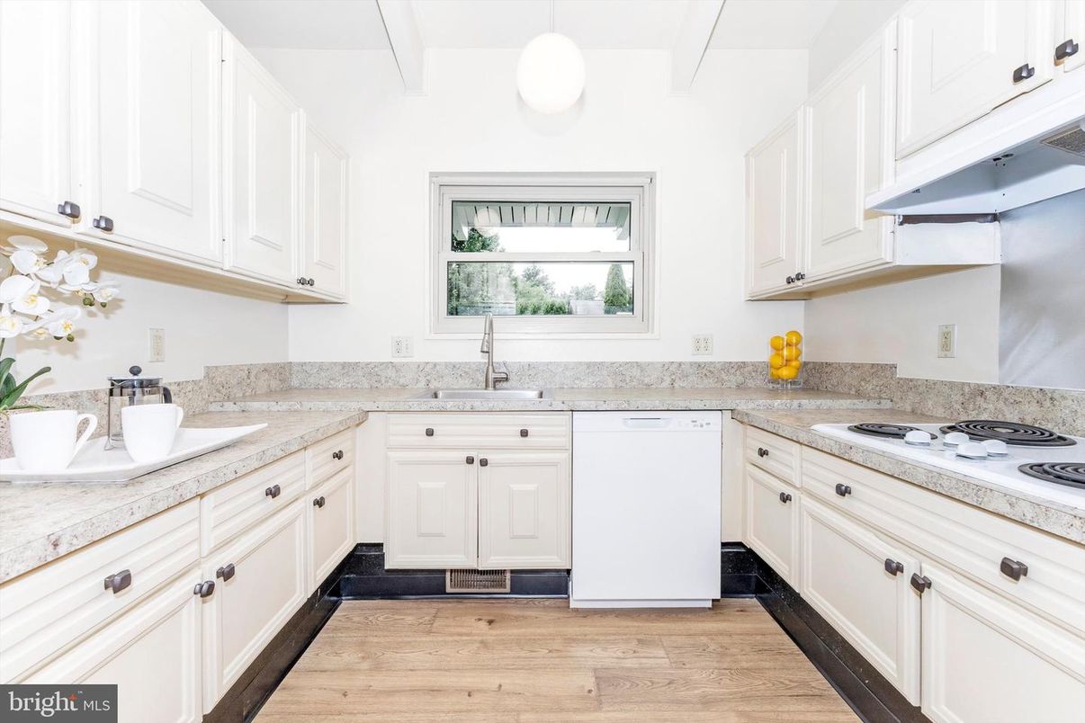 Interior, Kitchen, Pendant Lights, Wood Texture Flooring