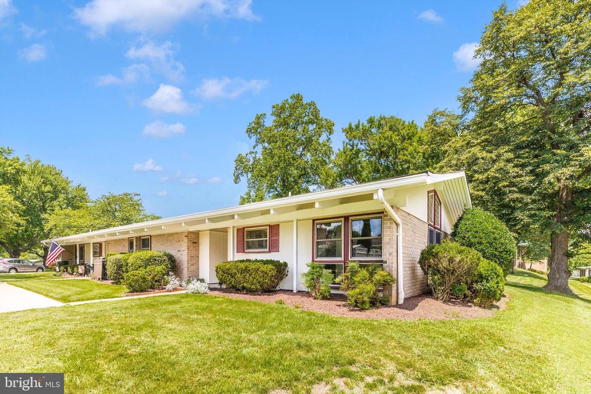 Exterior, Facade, Brick Facade, Ranch