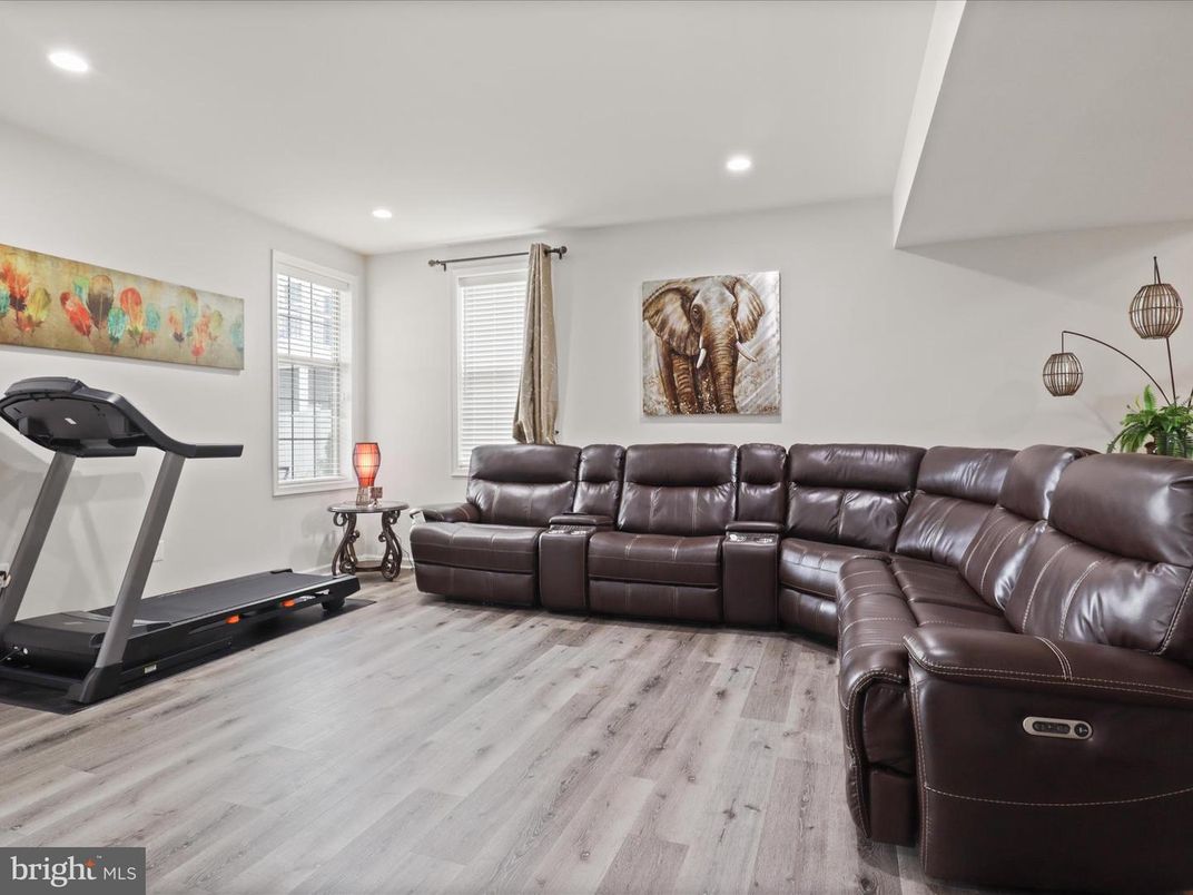 Fitness Equipment, Interior, Living room, Recessed Lighting, Wood Texture Flooring