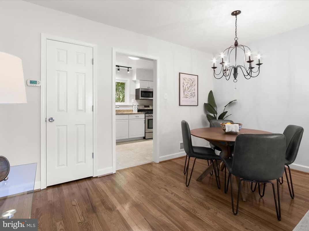 Chandelier, Dining room, Interior, Kitchen, Stainless Steel Appliances, Wood Texture Flooring