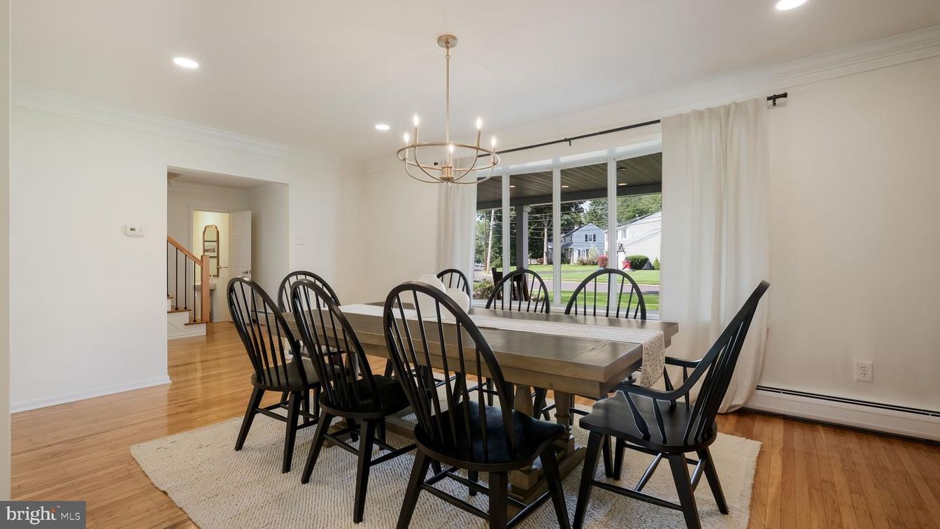 Chandelier, Dining room, Interior, Pendant Lights, Recessed Lighting, Wood Texture Flooring
