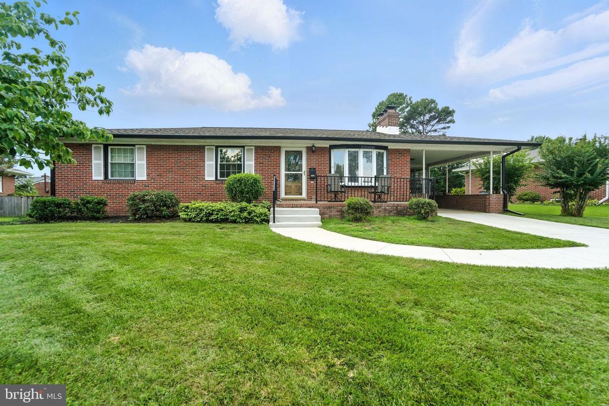 Exterior, Facade, Brick Facade, Ranch
