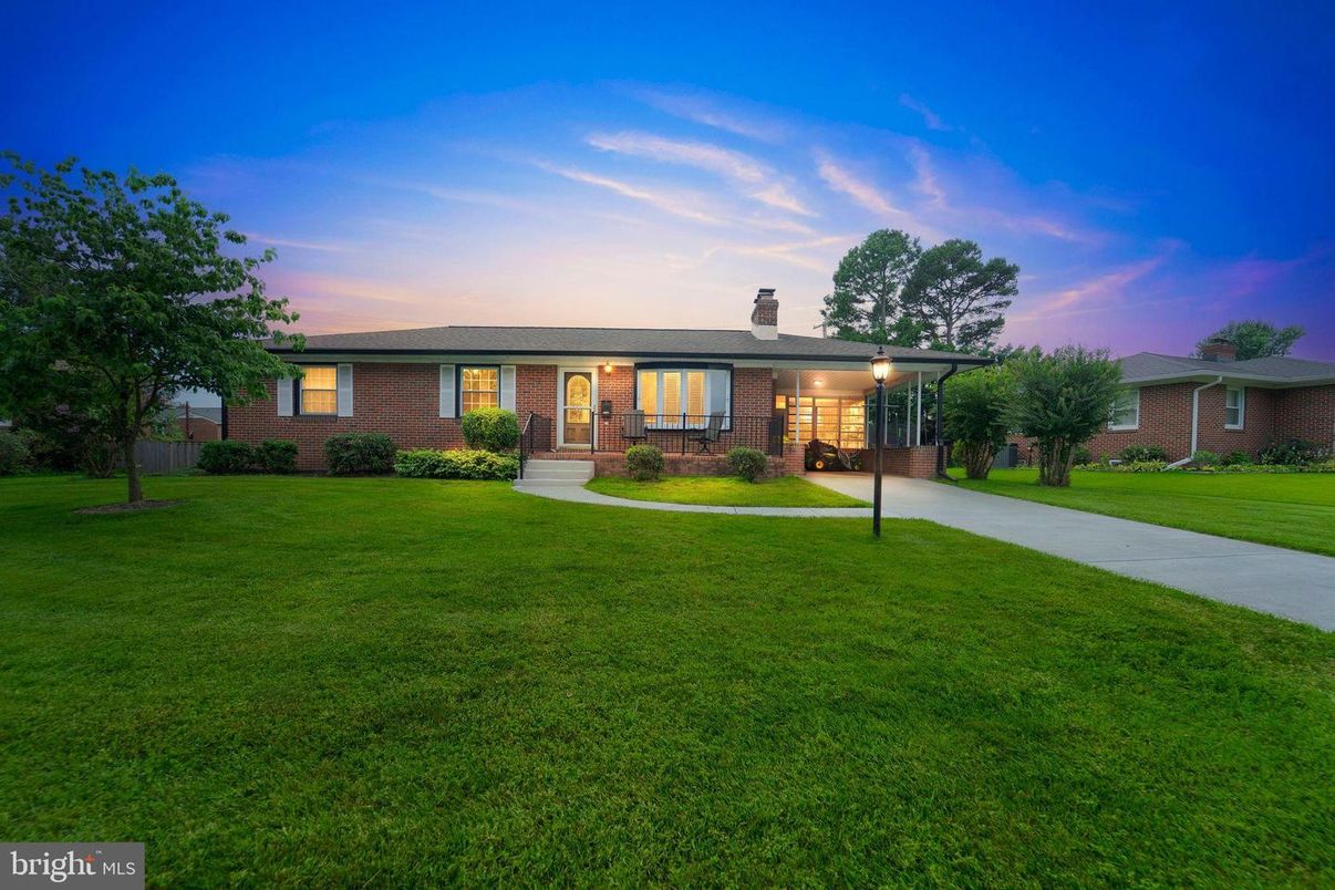 Backyard, Exterior, Facade, Brick Facade, Ranch