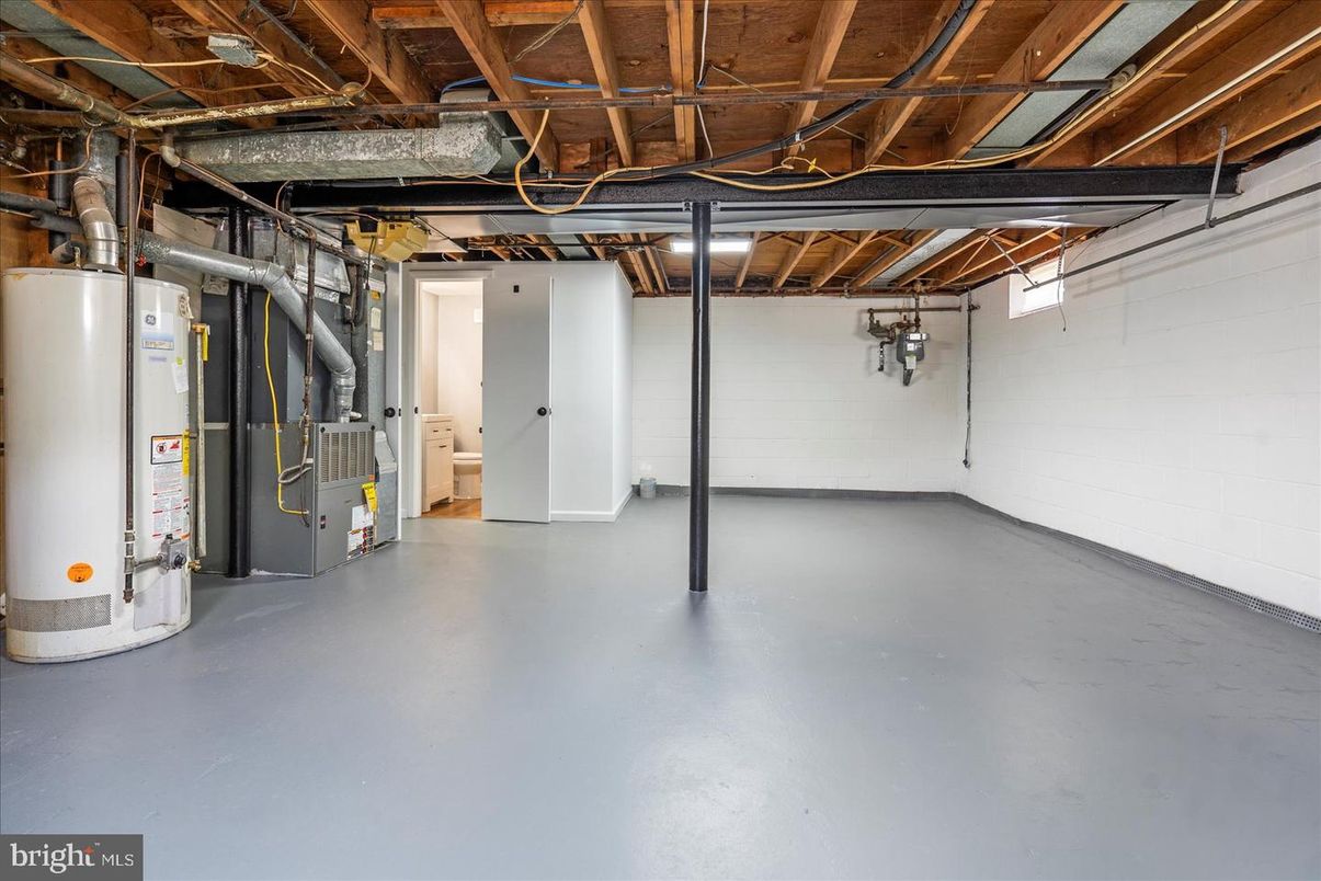 Garage, Interior, Wooden Beams