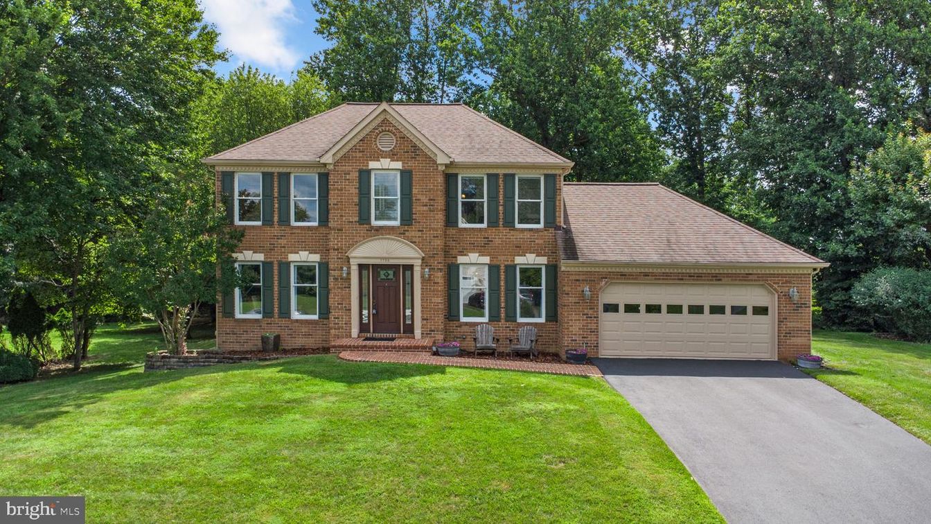 Attached, Exterior, Facade, Brick Facade, Georgian
