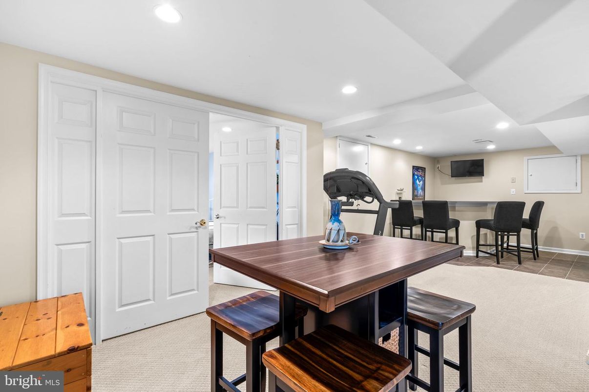 Dining room, Interior, Recessed Lighting