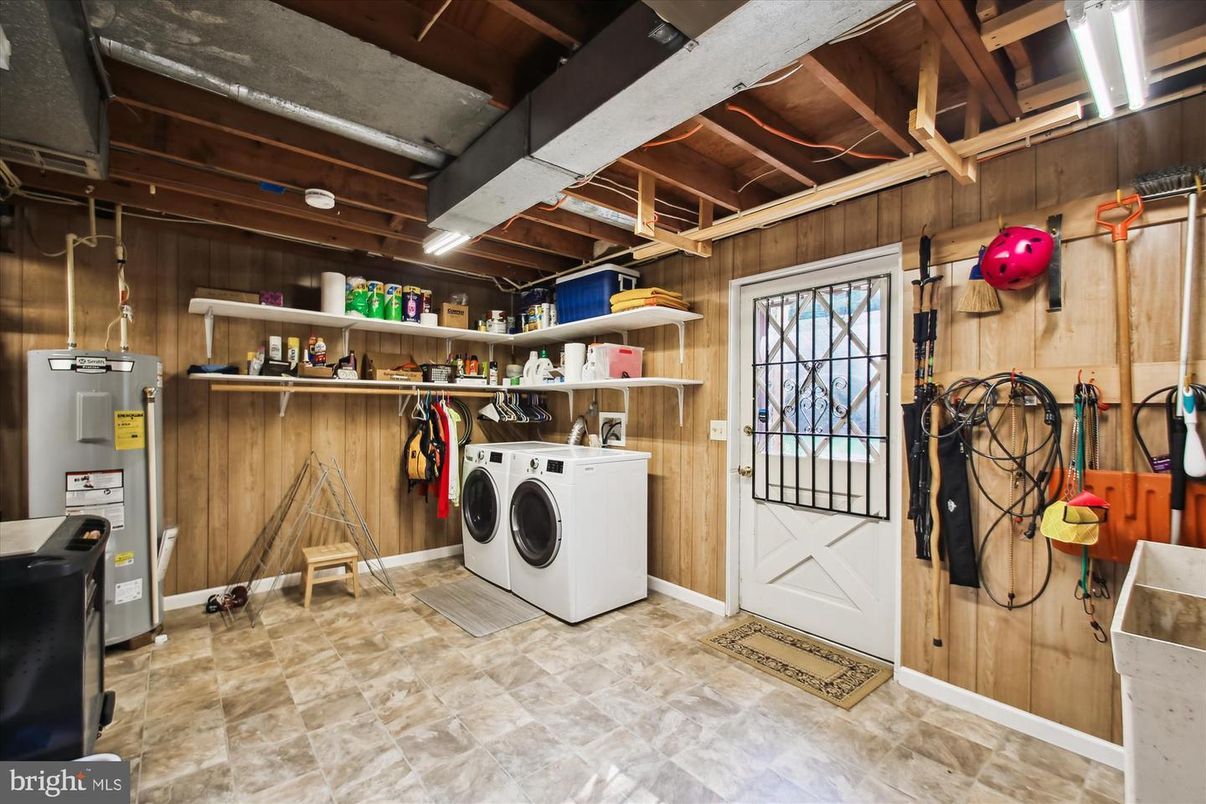 Interior, Washer, Wooden Beams, Wooden Walls
