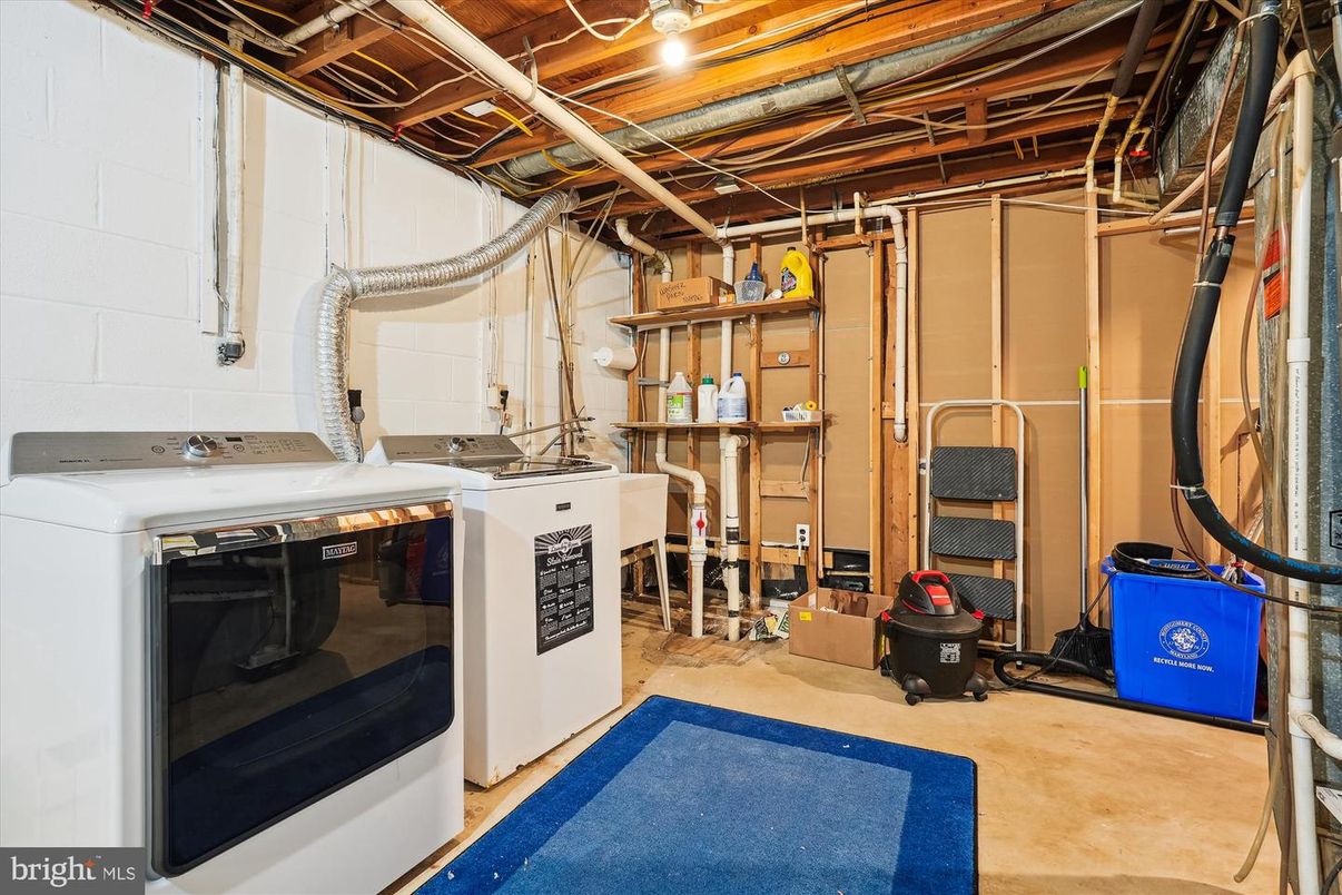 Interior, Washer, Wooden Beams