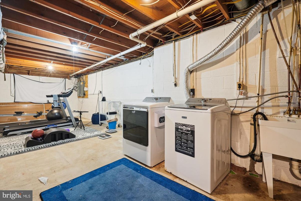 Fitness Equipment, Interior, Washer, Wooden Beams