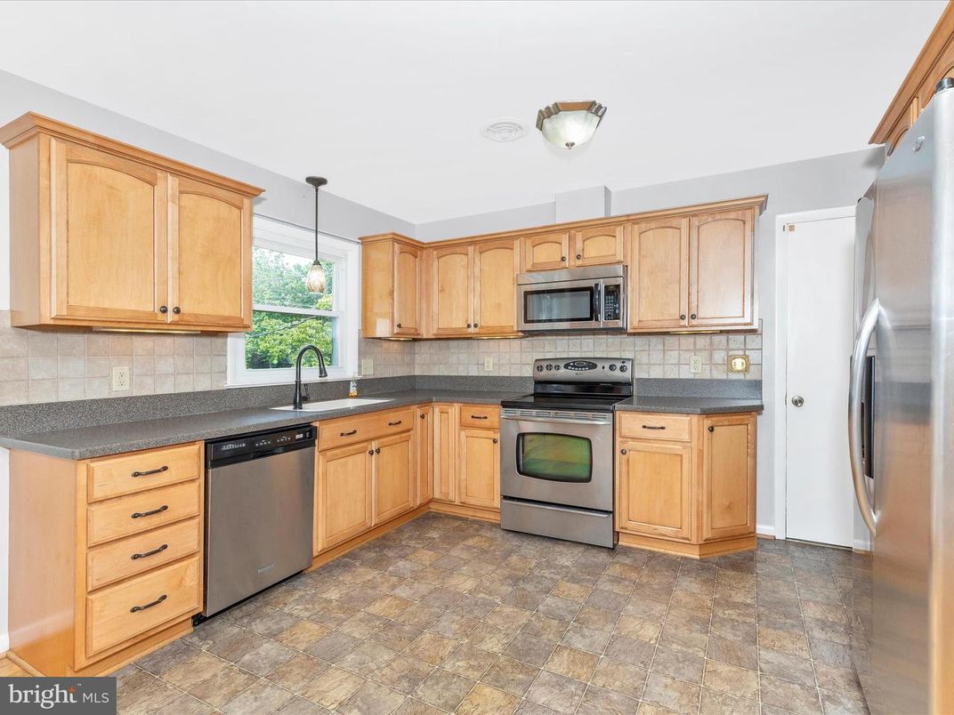 Interior, Kitchen, Pendant Lights, Stainless Steel Appliances
