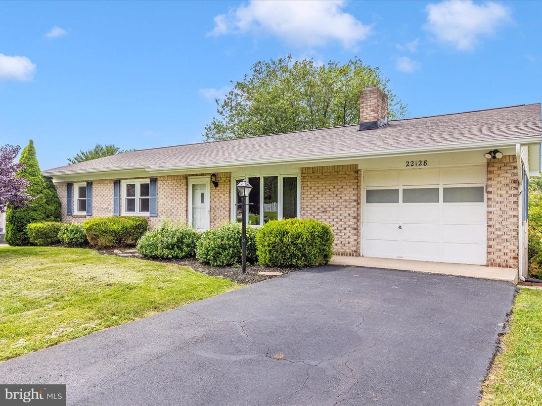 Attached, Exterior, Facade, Brick Facade, Ranch