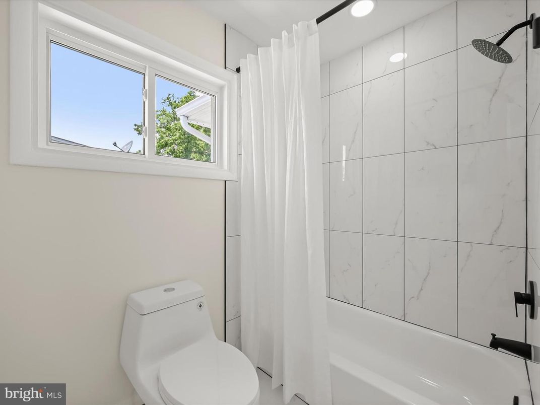 Bathroom, Interior, Marble Walls, Recessed Lighting