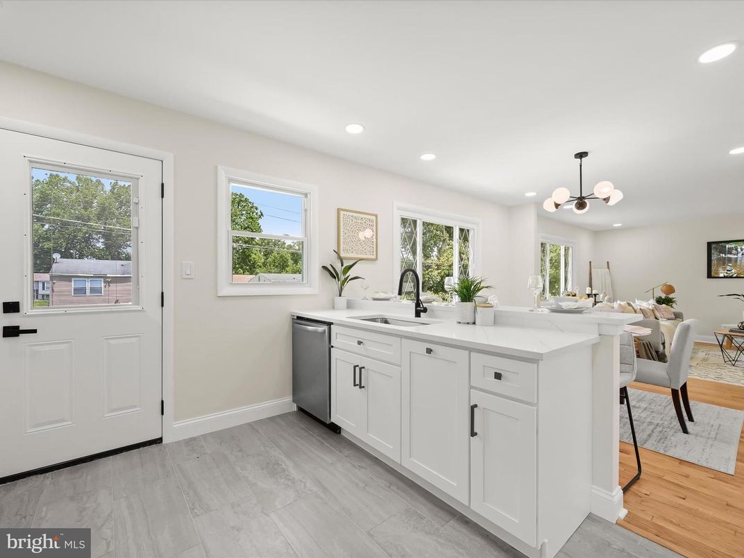 Dining room, Interior, Kitchen, Pendant Lights, Recessed Lighting, Wood Texture Flooring