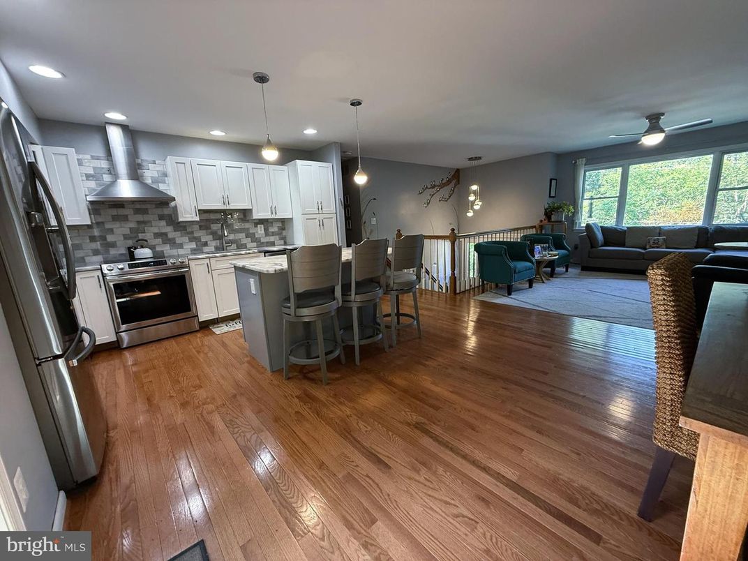 Interior, Kitchen, Living room, Pendant Lights, Recessed Lighting, Stainless Steel Appliances, Wood Texture Flooring