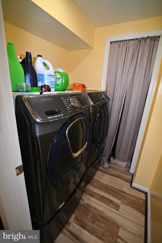 Interior, Washer, Wood Texture Flooring
