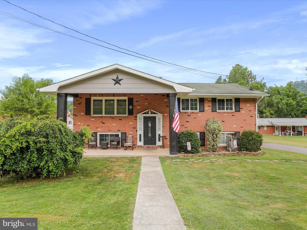 Exterior, Facade, Brick Facade, Split Level