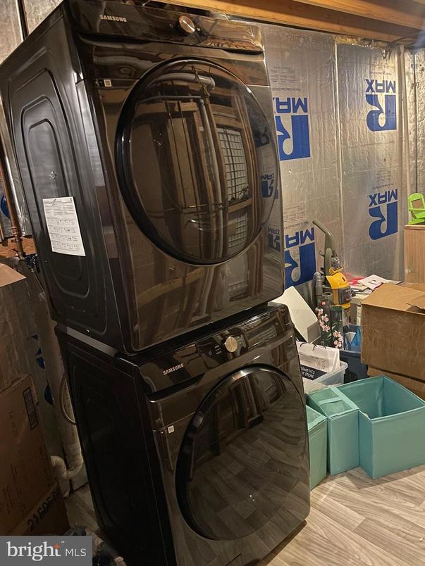 Interior, Washer, Wood Texture Flooring