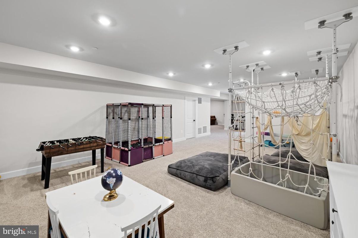 Game Room, Interior, Recessed Lighting