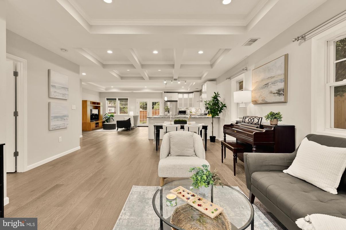 Interior, Living room, Pendant Lights, Piano, Recessed Lighting, Wood Texture Flooring
