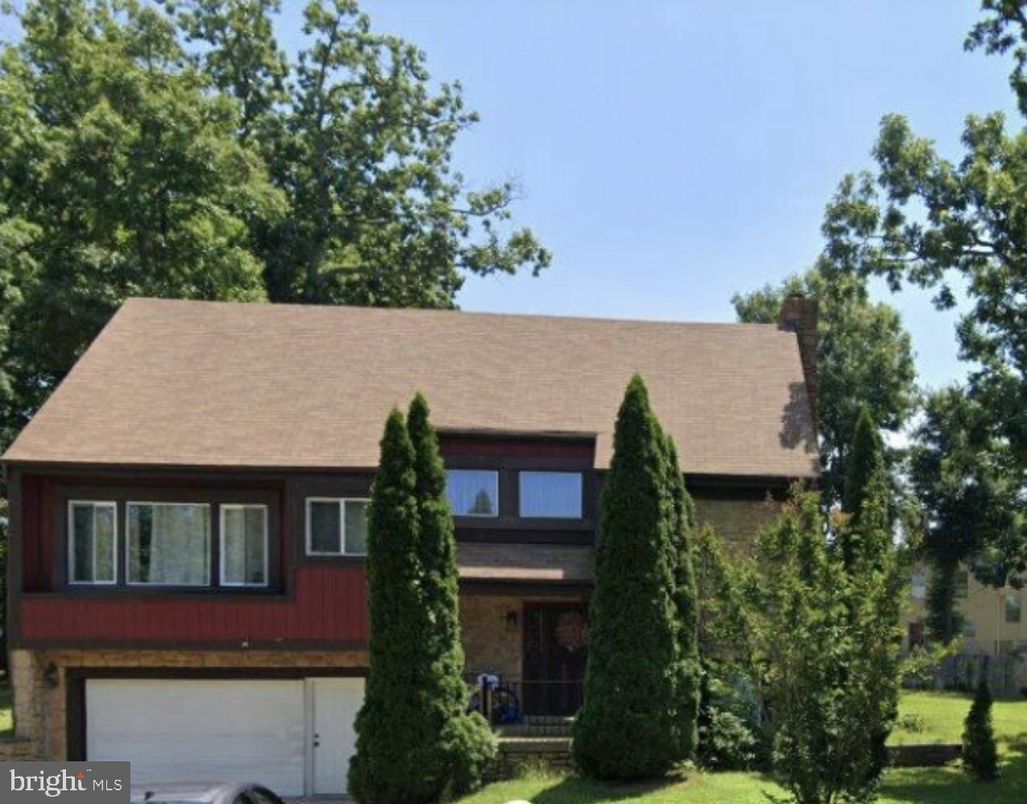 Attached, Exterior, Facade, Raised Ranch