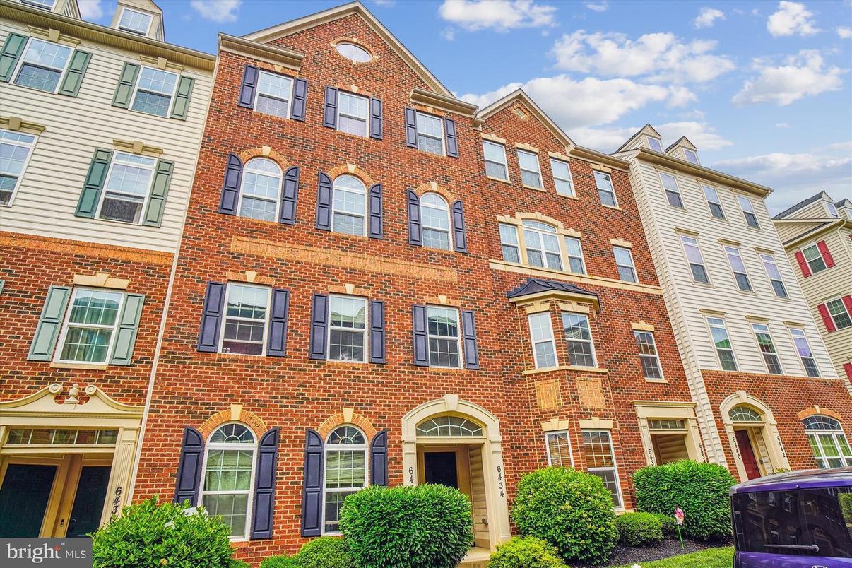 Exterior, Facade, Brick Facade, Rowhouse