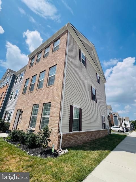 Exterior, Facade, Brick Facade, Rowhouse