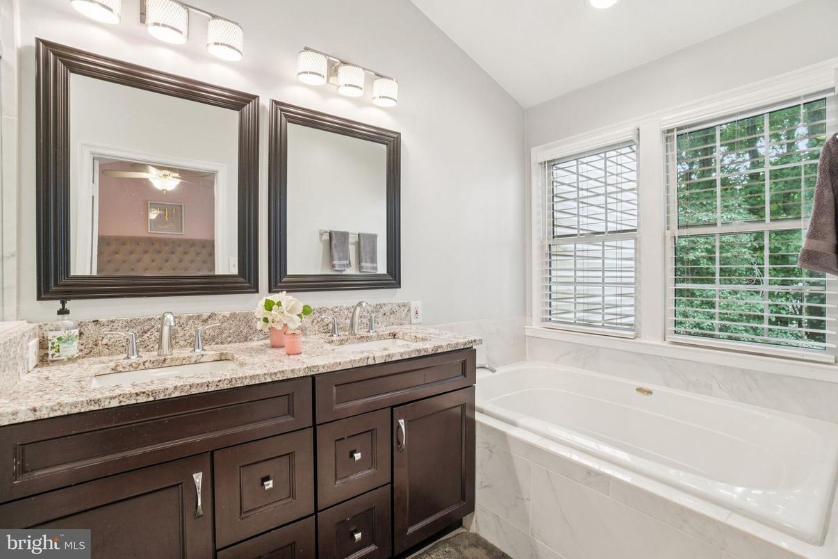 Bathroom, Dual Sink Vanities, Interior, Recessed Lighting