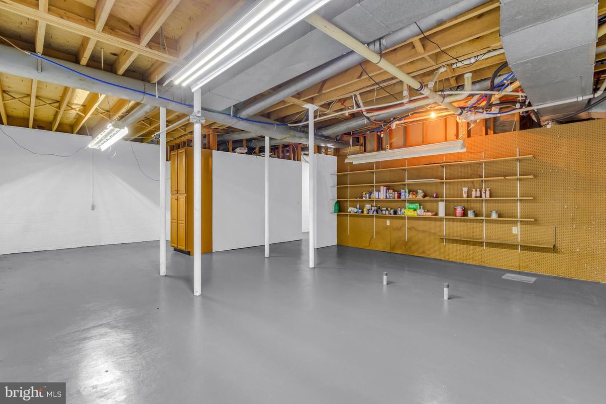 Garage, Interior, Wooden Beams