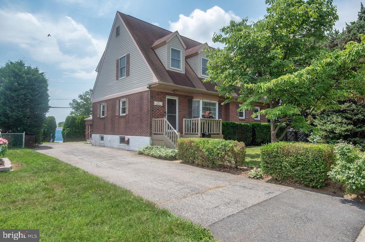 Exterior, Facade, Brick Facade, Cape Cod
