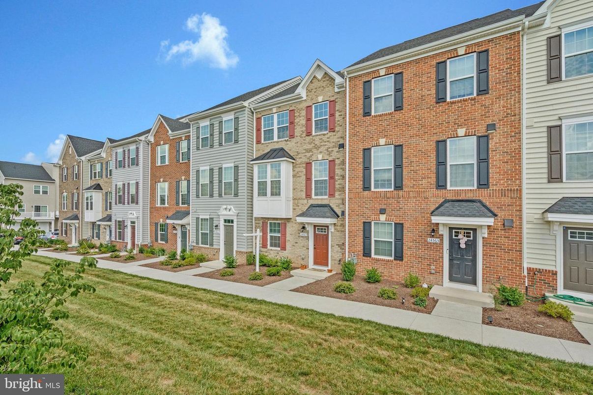 Exterior, Facade, Brick Facade, Rowhouse