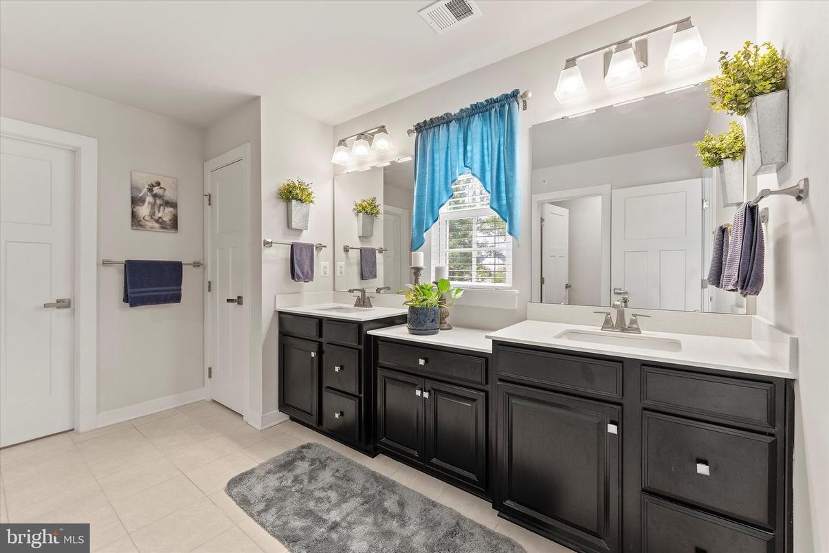 Bathroom, Dual Sink Vanities, Interior