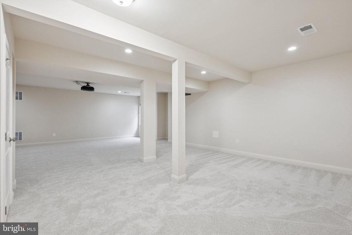 Empty room, Interior, Recessed Lighting