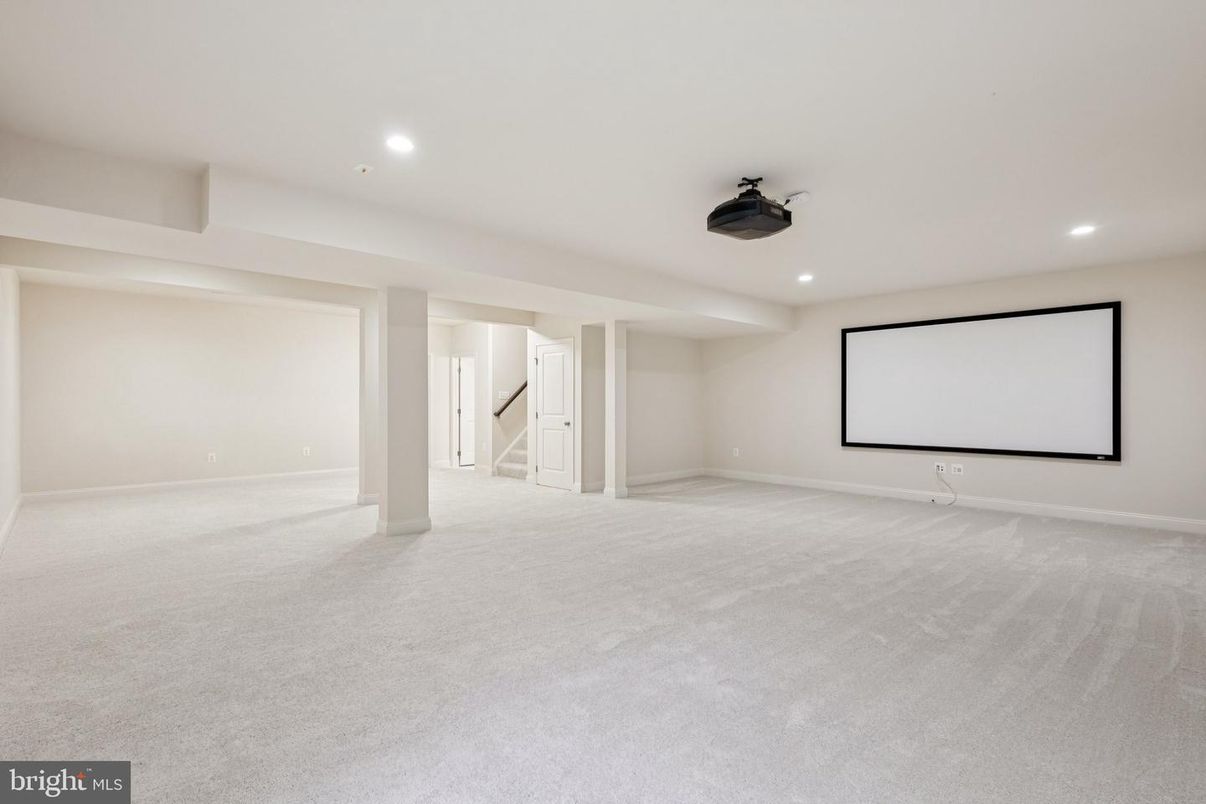 Empty room, Interior, Projection Screen, Recessed Lighting