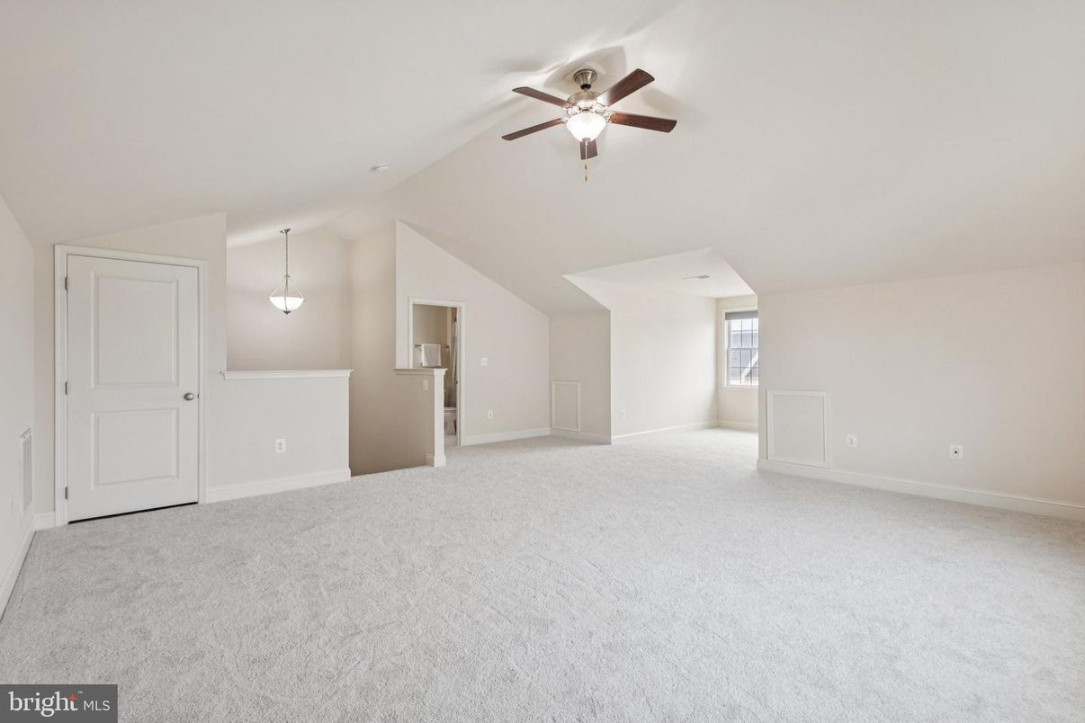 Empty room, Interior, Pendant Lights