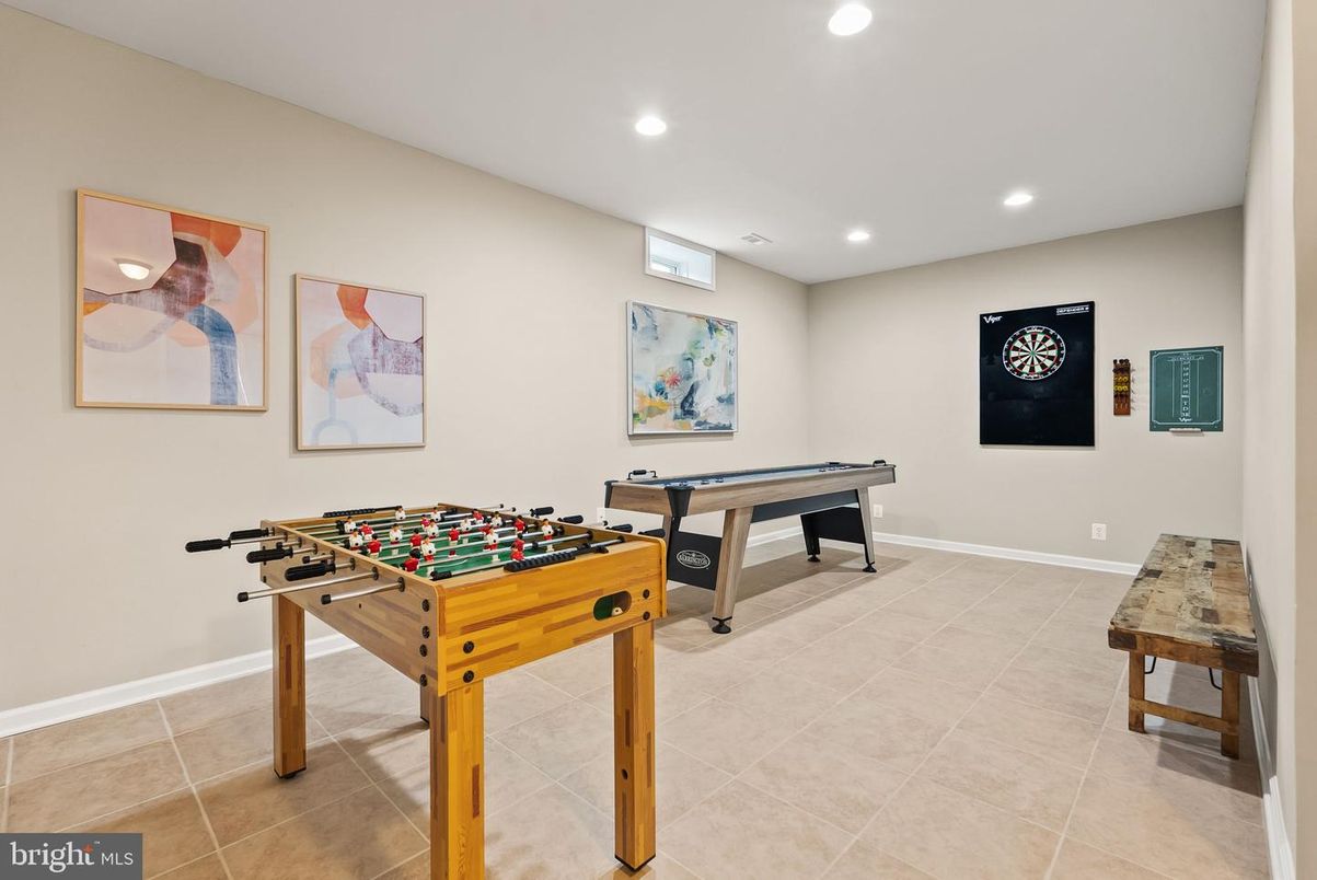 Game Room, Interior, Recessed Lighting
