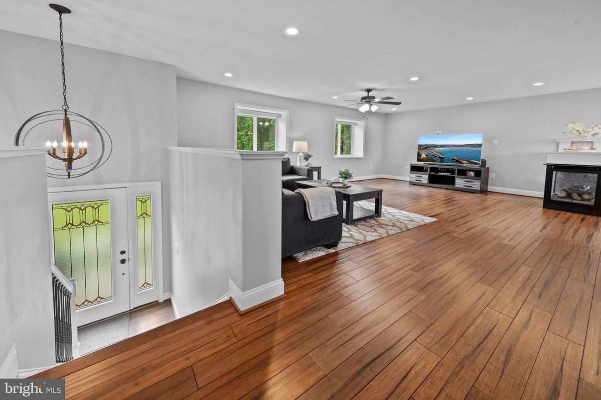 Interior, Living room, Pendant Lights, Recessed Lighting, Wood Texture Flooring