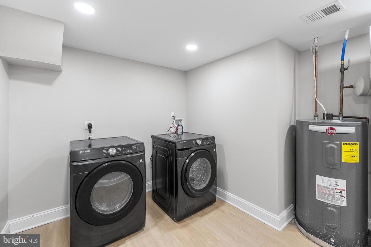 Interior, Recessed Lighting, Washer, Wood Texture Flooring
