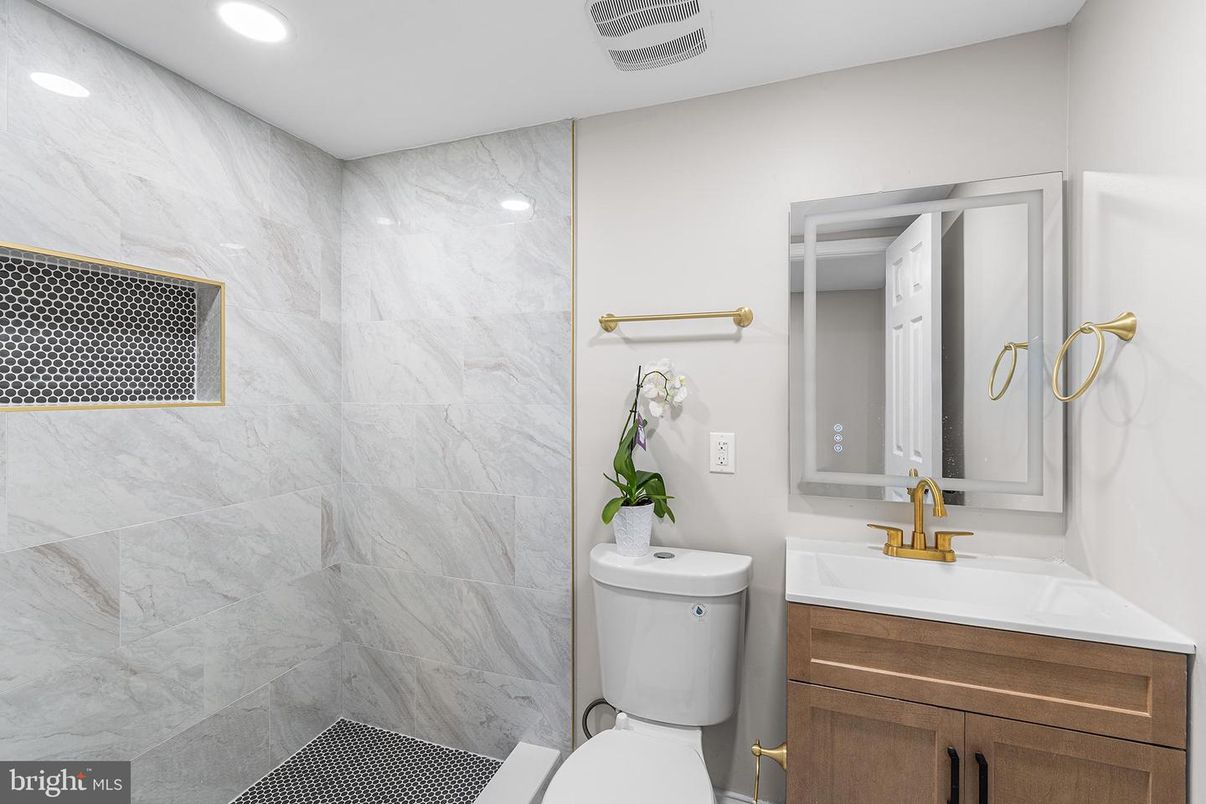 Bathroom, Interior, Marble Walls, Recessed Lighting