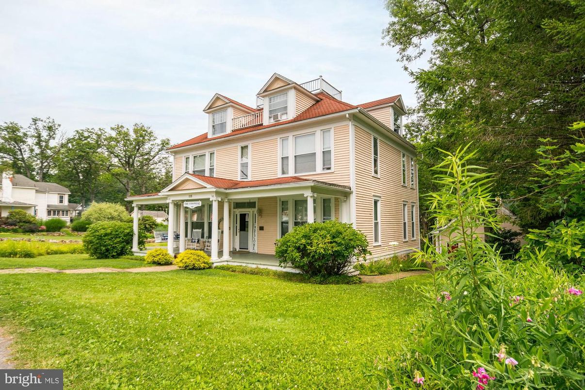 Backyard, Exterior, Facade, Queen Anne Victorian