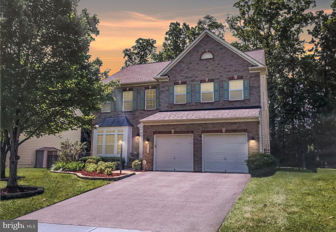 Attached, Exterior, Facade, Brick Traditional