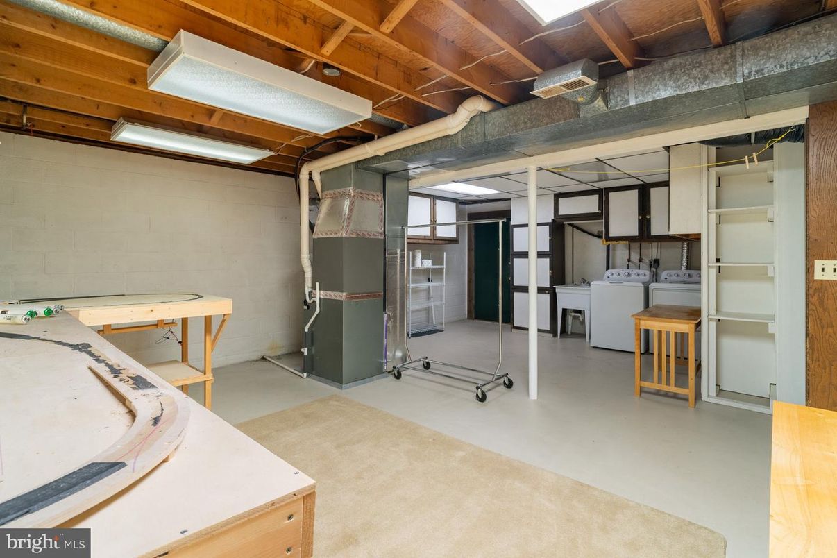 Interior, Washer, Wooden Beams