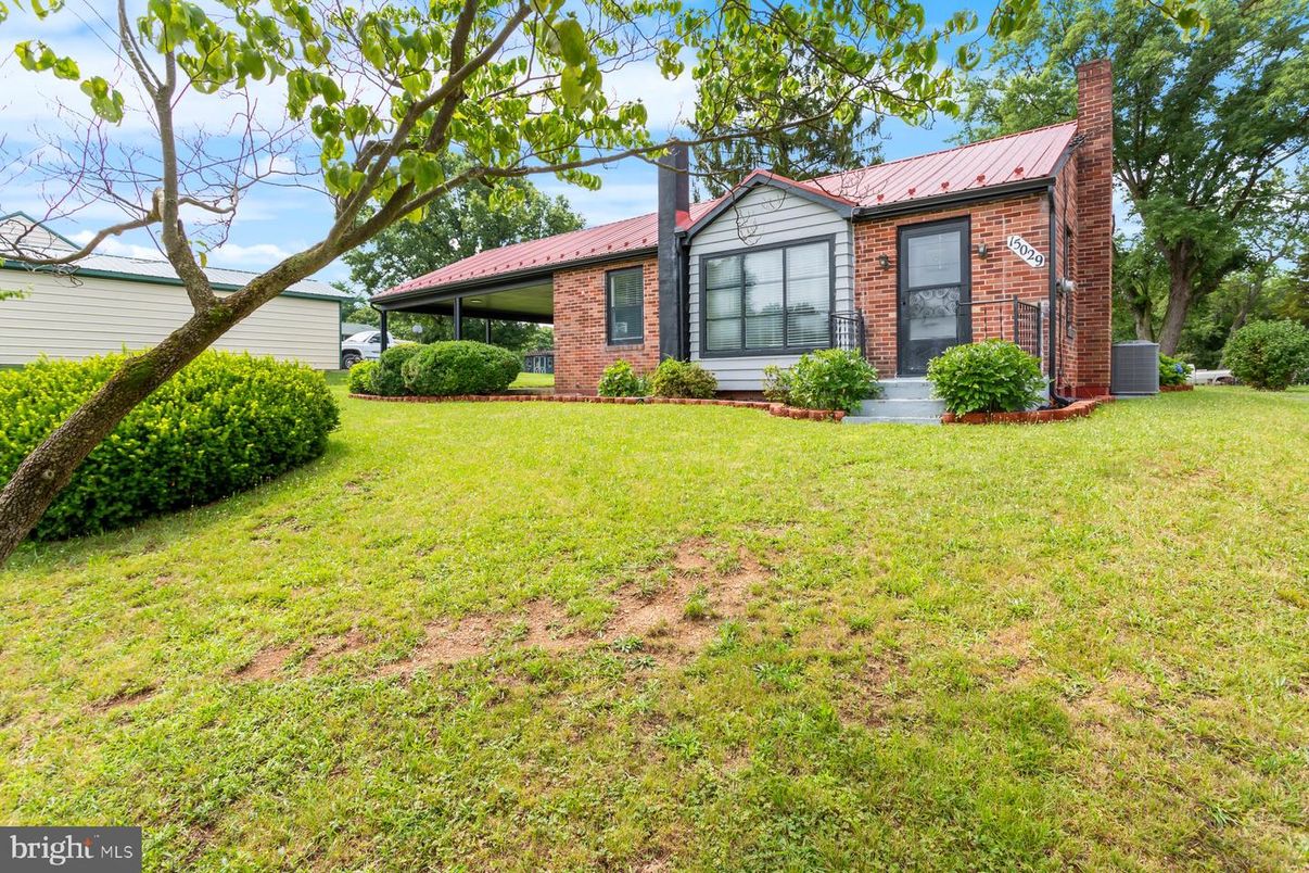 Backyard, Exterior, Facade, Brick Facade, Ranch