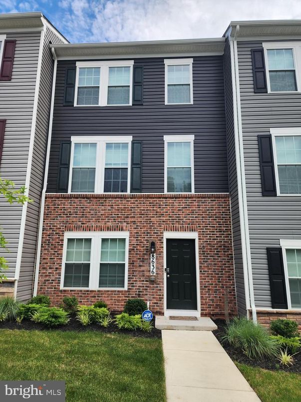Exterior, Facade, Brick Facade, Rowhouse