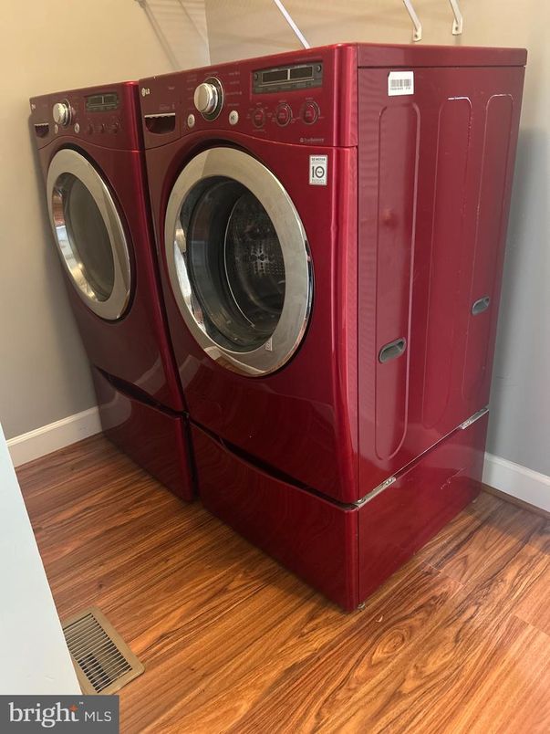 Interior, Washer, Wood Texture Flooring