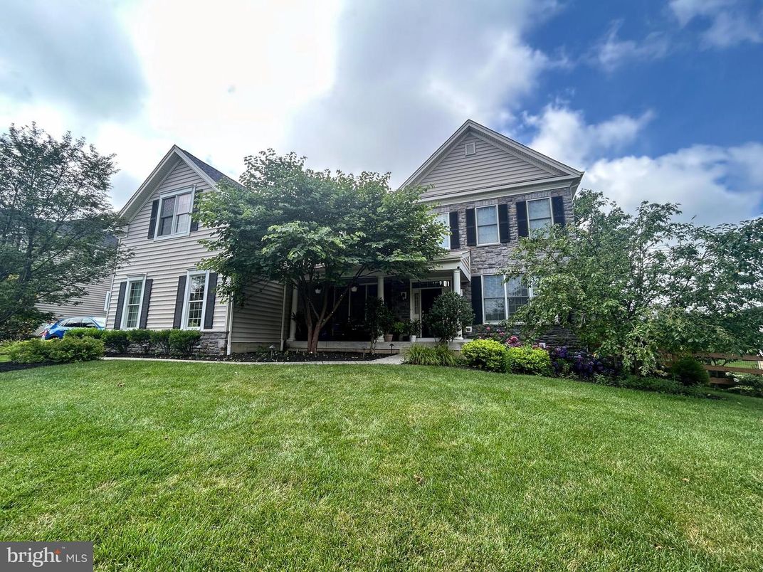 Backyard, Exterior, Facade, Queen Anne Victorian