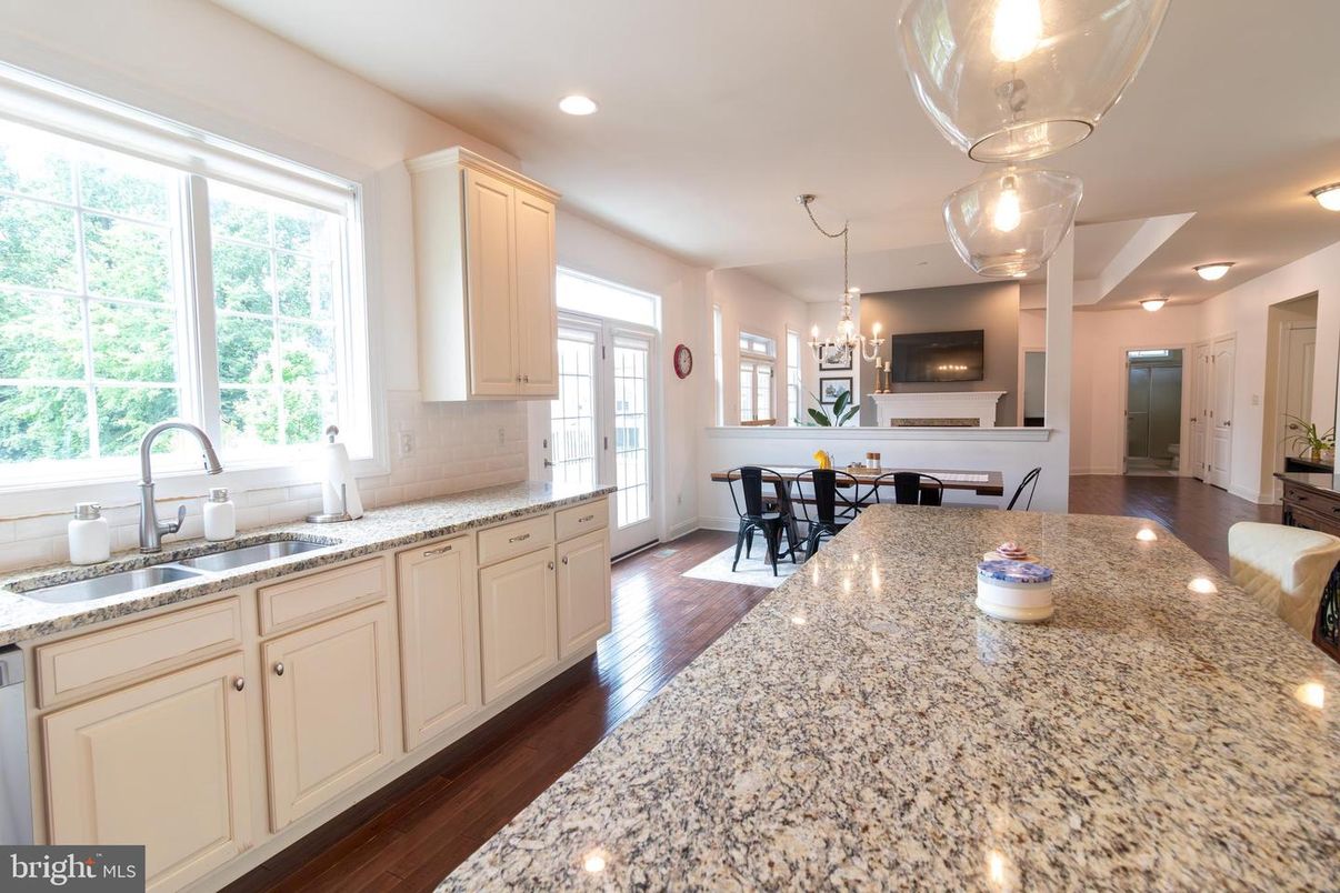 Chandelier, Dining room, Interior, Kitchen, Pendant Lights, Recessed Lighting, Wood Texture Flooring
